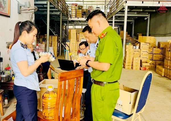 Tiếp tục đẩy mạnh cao điểm đấu tranh ngăn chặn, đẩy lùi tình trạng buôn lậu, gian lận thương mại, hàng giả, xâm phạm quyền sở hữu trí tuệ