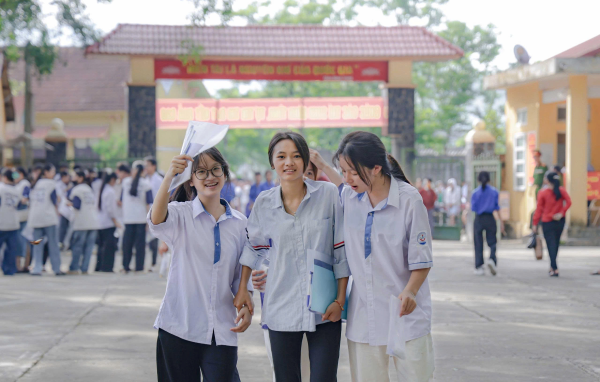  KHÔNG KHÍ NGÀY ĐẦU TIÊN KỲ THI TUYỂN SINH VÀO...