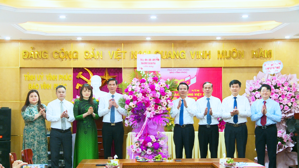  Bí thư Tỉnh ủy Đặng Xuân Phong chúc mừng Báo...