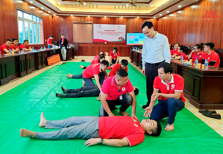 Cán bộ Hội Chữ thập đỏ tỉnh hướng dẫn nhân viên Công ty cổ phần sự kiện Cường An (Vĩnh Yên) thực hiện các thao tác sơ cứu trong một số tình huống cụ thể. Ảnh: Trà Hương