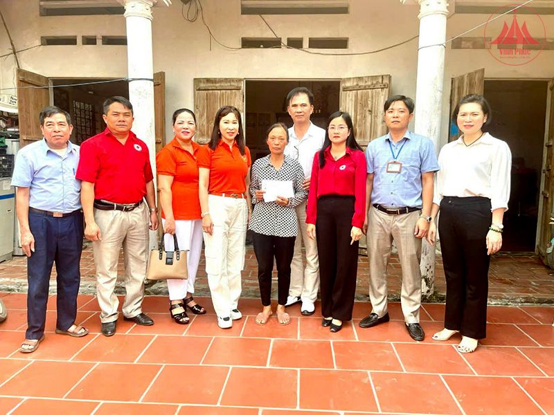 Đại diện Hội Chữ thập đỏ tỉnh và huyện Yên Lạc cùng một số câu lạc bộ thiện nguyện trao tiền hỗ trợ đột xuất cho gia đình bà Lê Thị Len, xã Đồng Văn (Yên Lạc). Ảnh: Trà Hương
