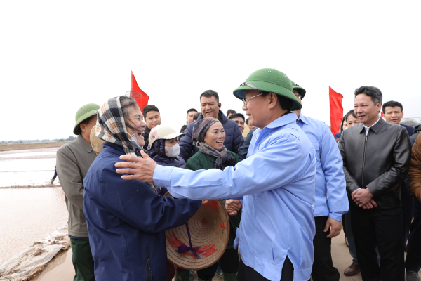 Lãnh đạo tỉnh xuống đồng cấy máy, động viên nông dân sản xuất đầu Xuân